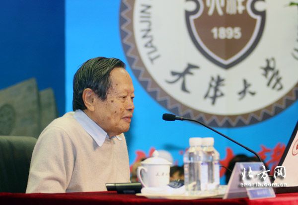 天津大学师生深切缅怀杨振宁先生(图2)