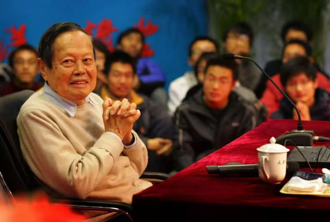 天津大学师生深切缅怀杨振宁先生(图6)