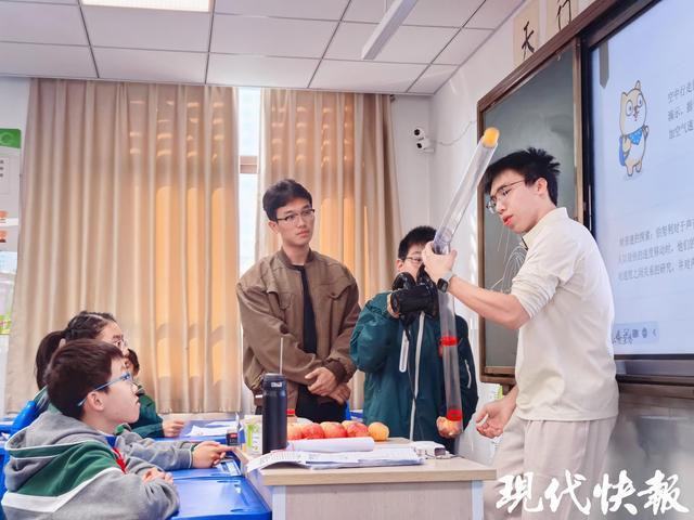 南京九初变身“大学课堂”著名高校师生为科技节带来科创盛宴(图1)