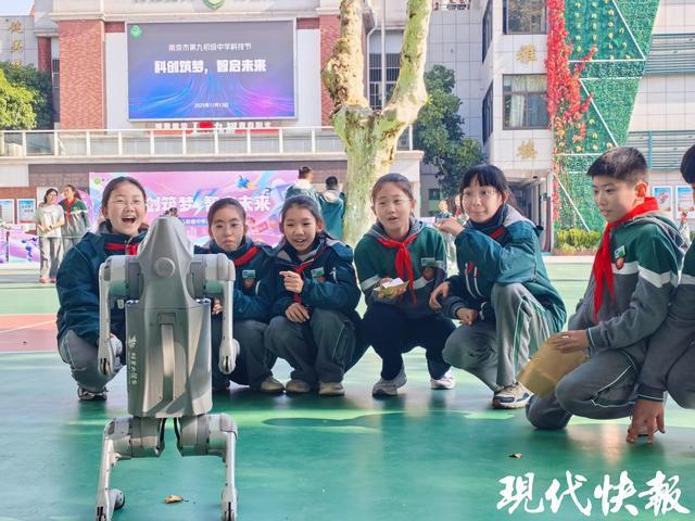 南京九初变身“大学课堂”著名高校师生为科技节带来科创盛宴(图2)